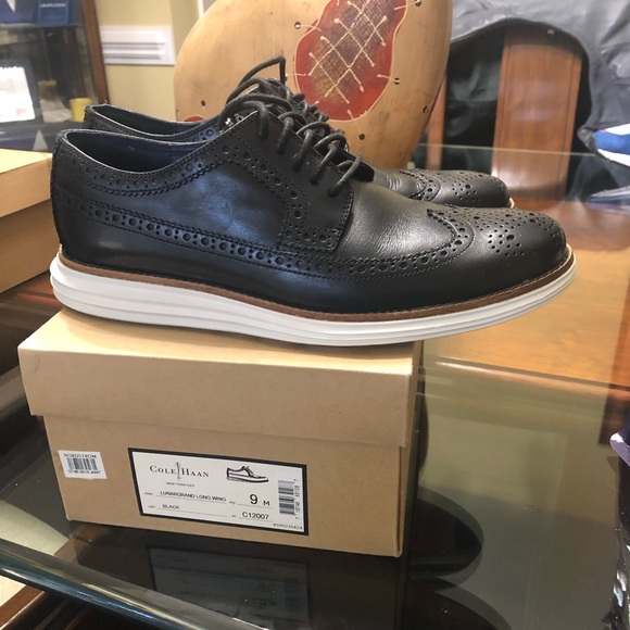 Hi. I’m selling a pair of Cole Haan shoes Size 9M worn twice. - Picture 3 of 4